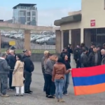 Տարբերակել չի կարելի, թող նույն թվականի ծնվածների վրա ևս ազդի ծառայության ժամկետի կրճատումը. բողոքի ակցիա՝ ՊՆ-ի դիմաց