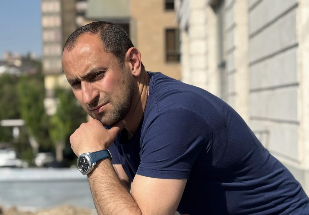 «MakaryanNews.am» կայքի տնօրեն Վահե Մակարյանին որտեղի՞ց այդ ավտոտնակը, ինչ հիմքերով է այն ձեռք բերել